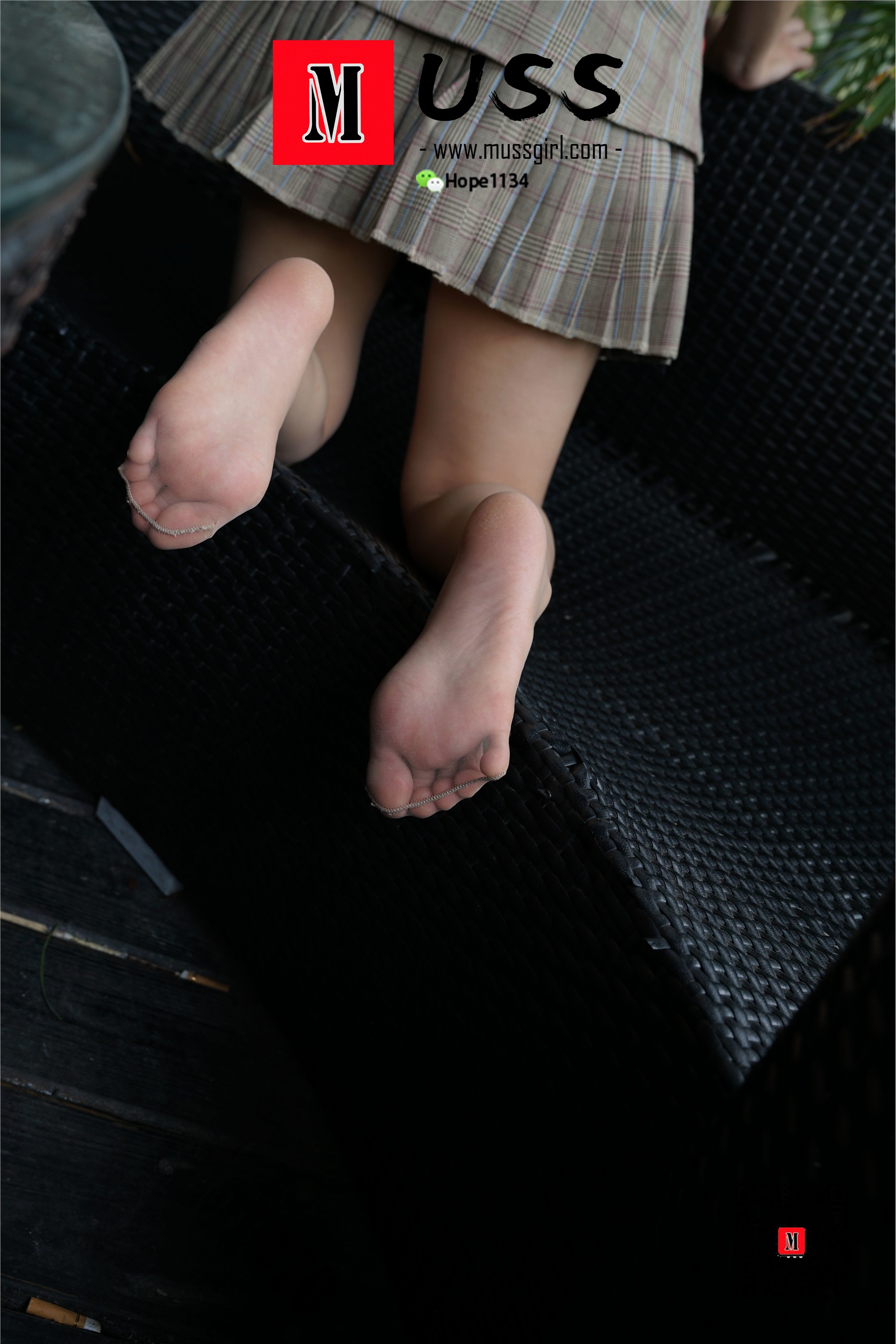 MussGirl慕丝女郎  NO.008 拍过模特的美足，那化妆师璐璐的呢？